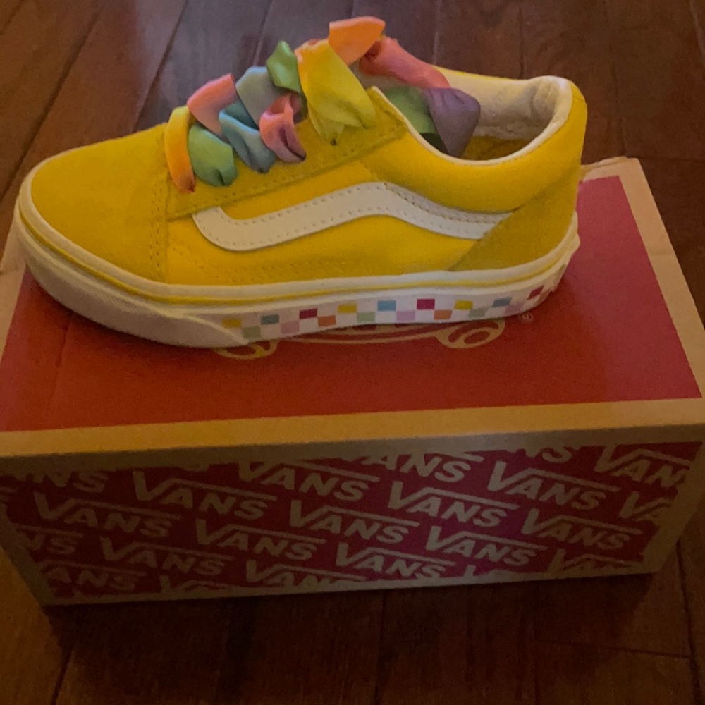 Girls 10.5 Vans Brand New In Box right sole messed up